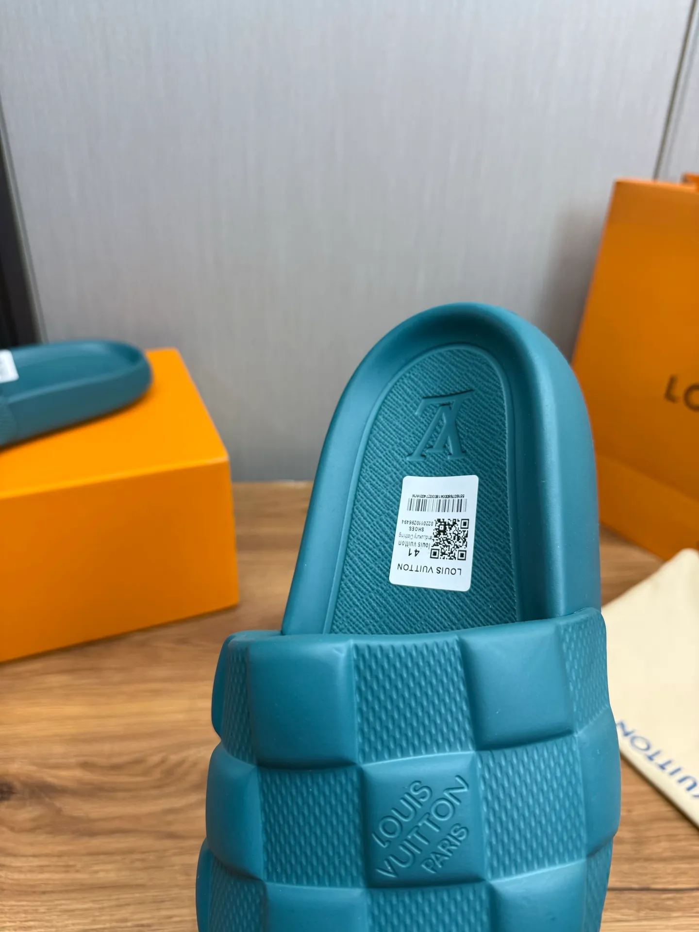 Men's shoes 💰260💰 ▪️LV's popular Little Red Book popular slippers hot sale: 1 shipment✅ Super textured and comfortable slippers, original TPU outsole. Authentic counter box drawer box packaging 🎁Size 38-45
